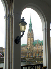 Hamburger Rathaus von den Alsterarkaden