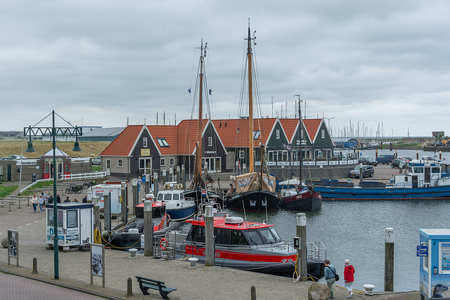 HBM am Abend im Hafen von Oudeschild