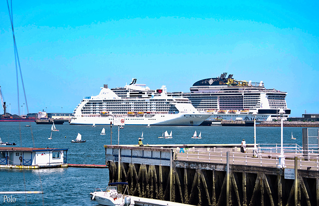 Dos cruceros atracados en Getxo + (2 notas)