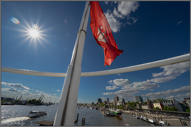 Sonne pur über den Landungsbrücken