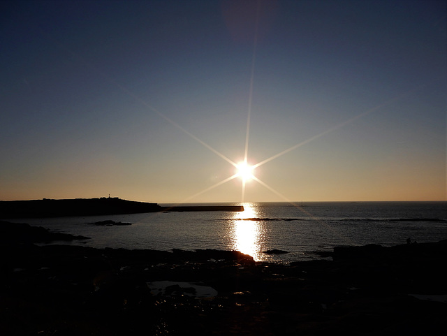 promenade d'hier soir au coucher du soleil la mer était calme juste le bruit du vent d'est