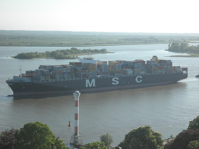 Containerriese MSC Beryl vor Blankenese