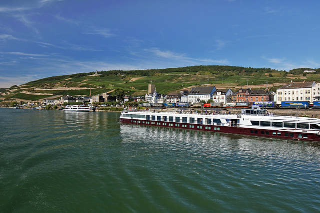 Rüdesheim - Blick über die Rheinstraße in die Weinberge