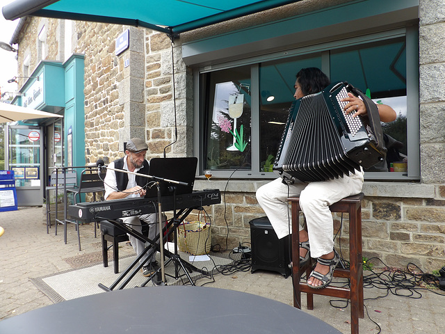 Concert , à l’aluette à Saint Helen , avec Gabriel Jego au piano et Glenn Mahé à l'accordéon