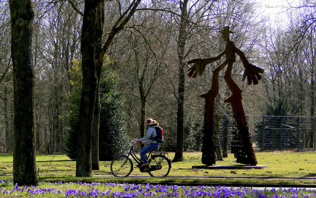 Ineens zag ik het: De grote Sleutelmeneer die met zijn lange stelten het snel fietsende meisje probeert in te halen...