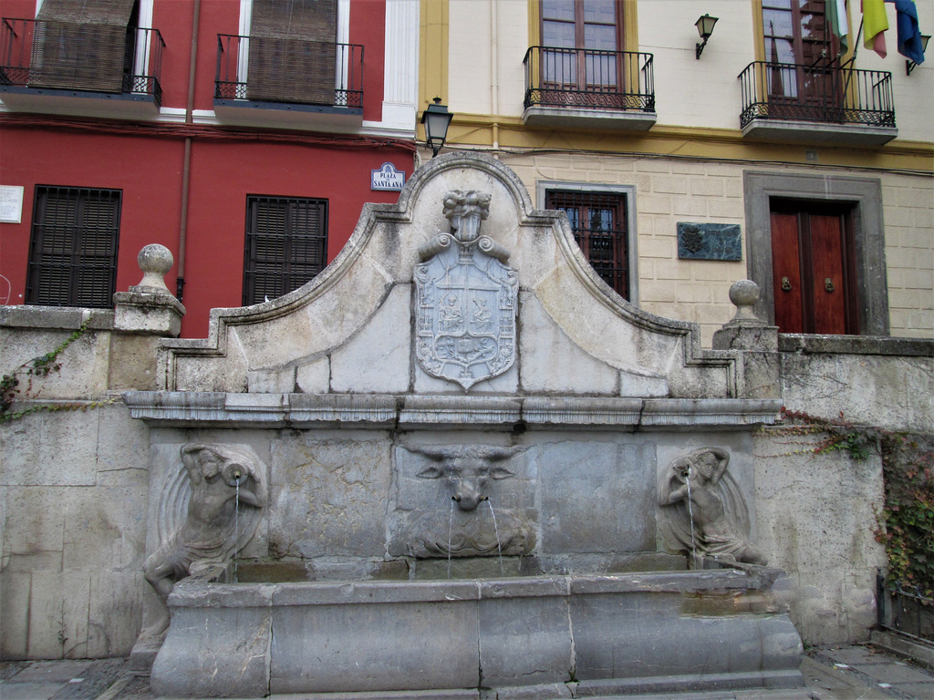 Pilar del Toro Fountain (16th century).