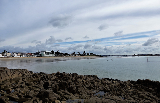 rien qu'un ciel, un peu d'eau et quelques hirondelles (elles sont arrivées)