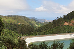 Von Ribeiro Frio nach Portela (28) - Der Speichersee bei Lamaceiros