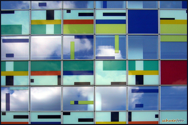Farbenfrohe Fassade im Düsseldorfer-Medienhafen