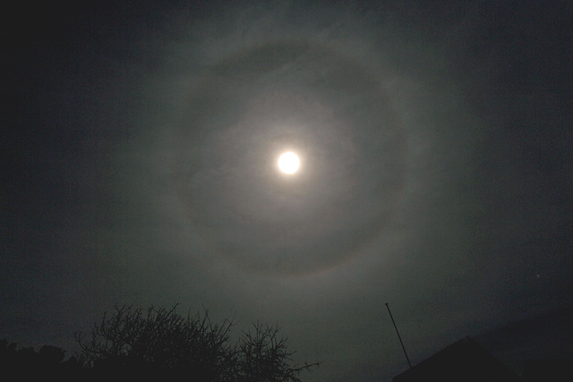 22 degree halo around the Moon