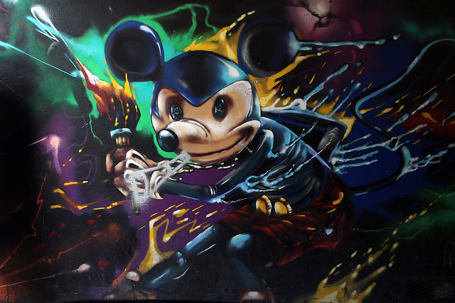 Faut pas embêter Mickey Mouse , Minnie Mouse vient de le quitter pour Quasimodo qui s'est fait larguer par Esmeralda . Encore une sombre histoire de ...