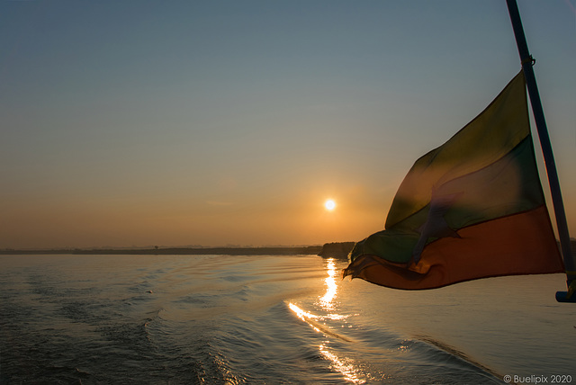 ein Tag auf dem Irrawaddy _ Sonnenaufgang bei Mandalay (© Buelipix)