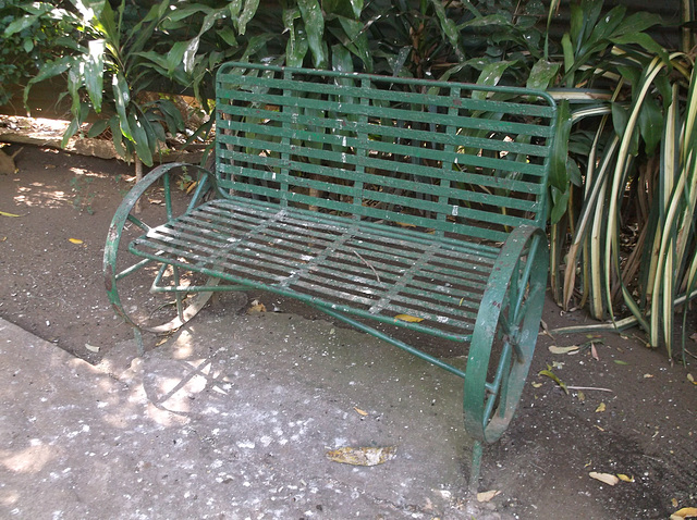 Rusty metal bench on wheels / Banc rouillé sur roues