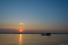 ein Tag auf dem Irrawaddy _ Sonnenaufgang bei Mandalay (© Buelipix)