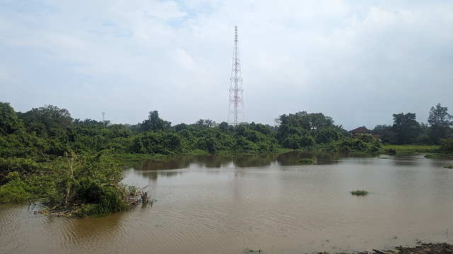 Étendue d'eau avec pylône électrique / Pond with electricity pylon in distance