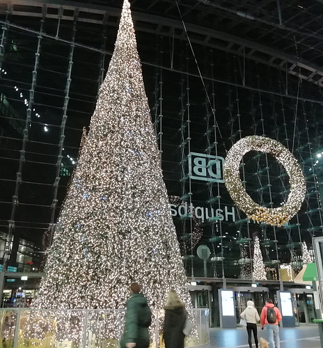Hauptbahnhof Berlin, weihnachtlicher Glanz in der Eingangshalle
