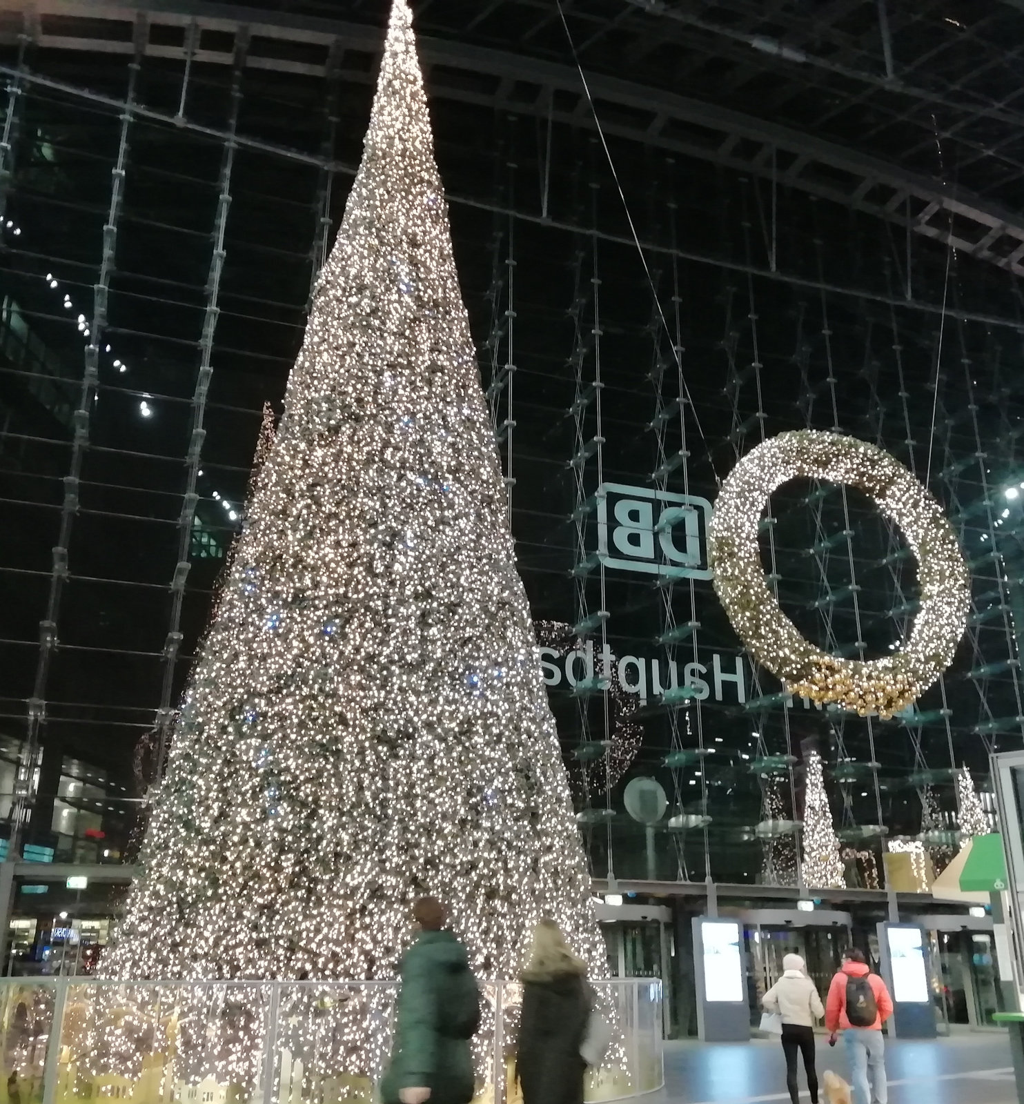 Hauptbahnhof Berlin, weihnachtlicher Glanz in der Eingangshalle