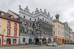 Am Marktplatz von Litoměřice, Hotel mit Sgraffito-Verzierungen und Kelchhaus
