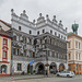 Am Marktplatz von Litoměřice, Hotel mit Sgraffito-Verzierungen und Kelchhaus