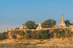 ein Tag auf dem Irrawaddy _ Blick auf das  Shwe Taung Oo Maw Kloster ... P.i.P. (© Buelipix)