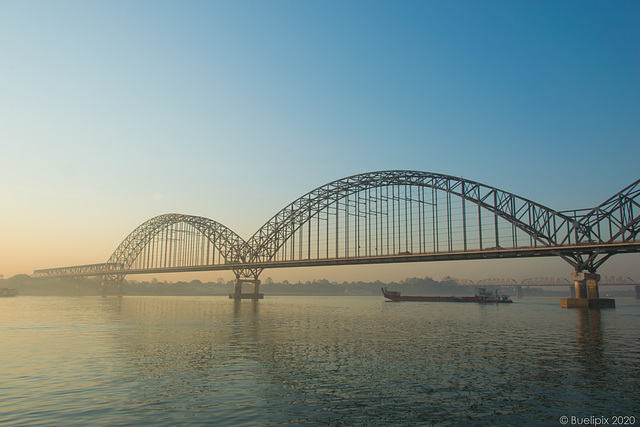 ein Tag auf dem Irrawaddy _ die Yadanabon-Brücke, Ersatz für die in die Jahre gekommene Ava-Brücke ... P.i.P. (© Buelipix)