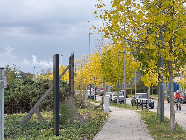 Schild mit der Aufschrift "Feuerwehrzufahrt" von der Seite fotografiert