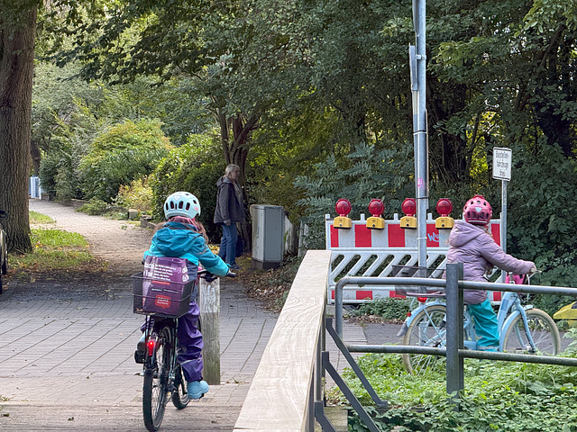 Schild mit der Aufschrift "Baustellenfahrzeuge frei" von der Seite fotografiert