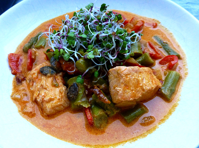 Salmon with asparagus, bell peppers, tomatoes and self-grown sprouts