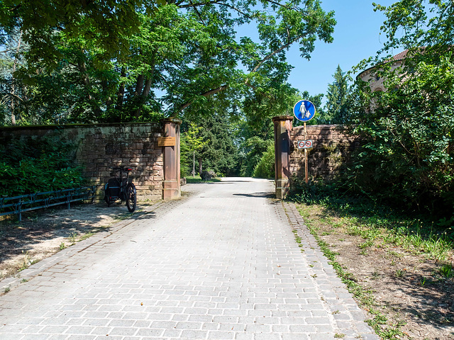 Der Eingang zum Adenauer-Park