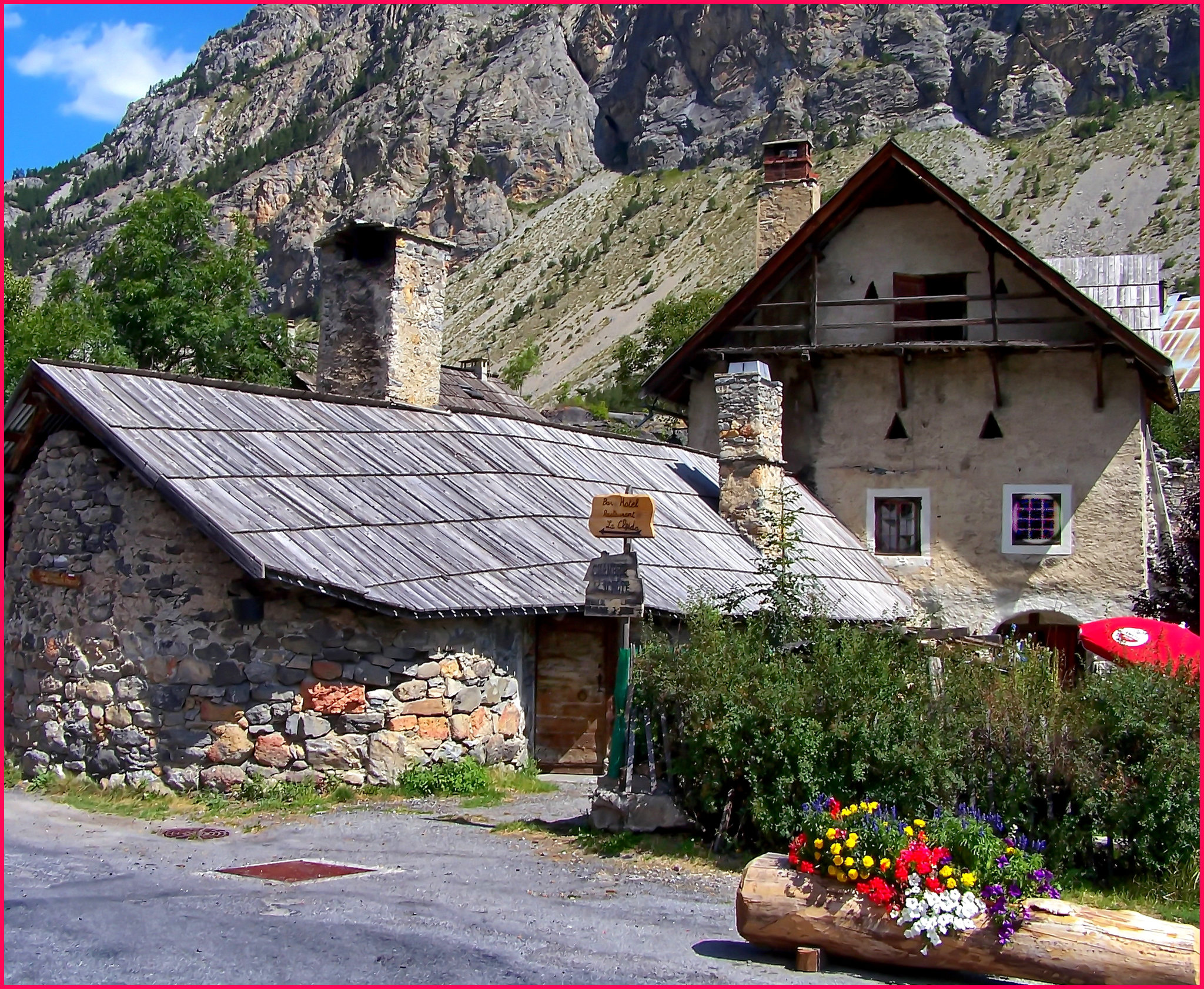 Antiche case in Val Clarée - la casa e la stalla - fiori ed ombrellone -