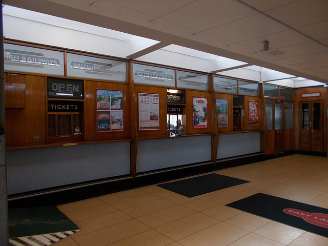 SBB[24]/ELR{2/11} - booking hall interior