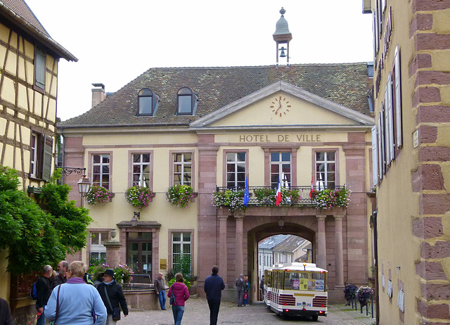 Rathaus und Touristenbahn