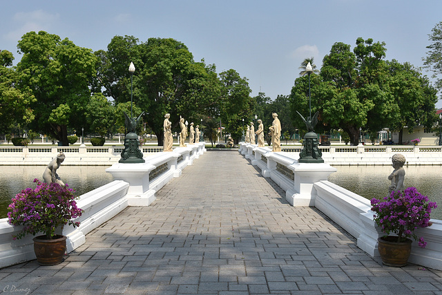 L'entrée par un pont