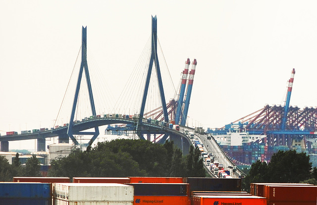 Blick vom Wilhemsburger Energiebunker auf die Köhlbrandbrücke