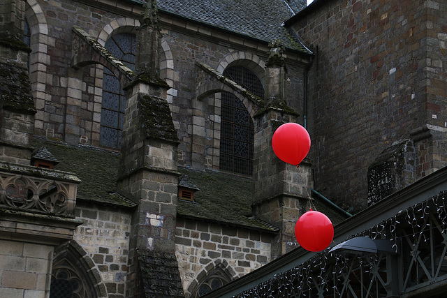 " Le ballon rouge " . Dans Paris des années 50 , l'histoire d'une amitié avec un petit garçon .....