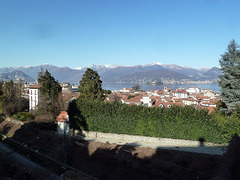 Blick über Stresa und den Lago Maggiore richtung Verbania