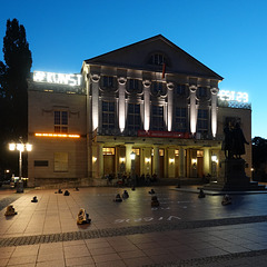 Gedenksteine an Opfer mit Namen  vor dem Nationaltheater  - KZ Buchenwald