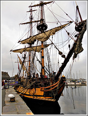 Le shtandard,  réplique,  de la frégate russe du star Pierre Legrand à Saint Malo , le 2 Novembre 2017 .