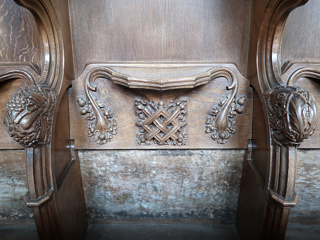 Misericord: knot and oak leaves