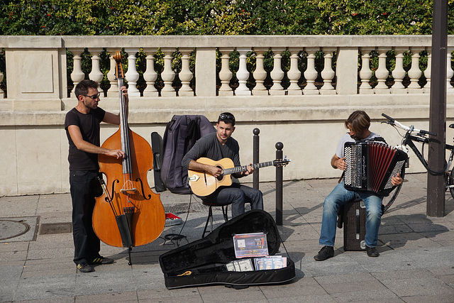 Musicians outside Musee d'Orsay