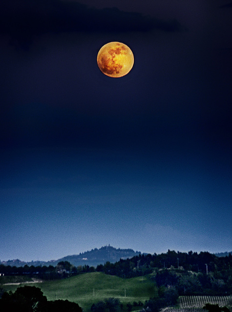 "La grande Luna" del 5 maggio 2012, sopra Montemaggio di Bertinoro (FC).  -  "Super Moon" on may 5, 2012 over my region.