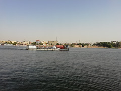 Die alten Fähren verlassen Luxor (Bild 1). Lange lagen sie am Westufer ohne Funktion, nun wurden sie abtransportiert.