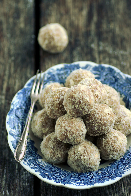 Viigimarja-mandlitrühvlid / Fig and almond truffles