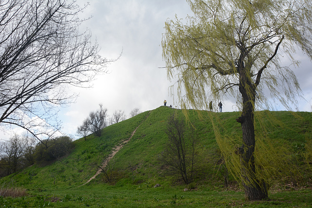 Україна, Штучний пагорб в Київському ботанічному саду / Ukraine, Artificial Hill in the Kyiv Botanical Garden