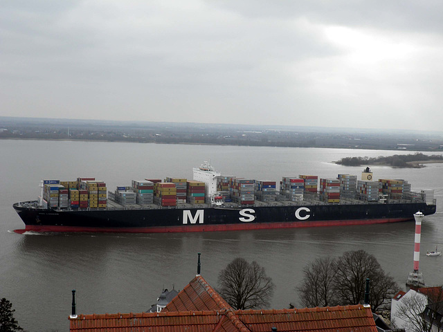 400 Meter-Gigant vor Blankenese MSC LONDON