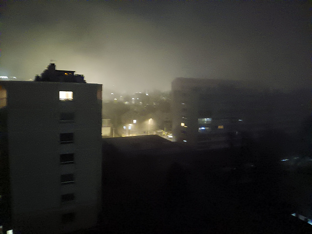 la brume s'étendait jusqu'aux collines