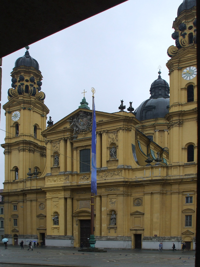 Munich: Theatinerkirche (St Kajetan) 2011-03-17 008