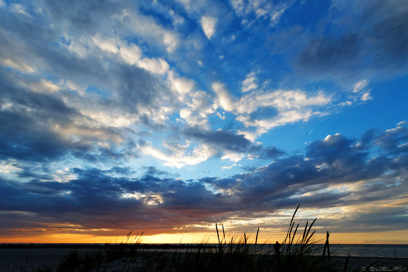 Sonnenuntergang am Strand von Ahrenshoop (© Buelipix)