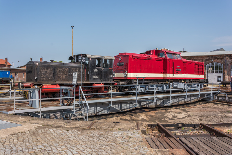 Rangierdiesel Deutz 12694 und DR 114 774-3 auf der Drehscheibe am Lokschuppen Wittenberge