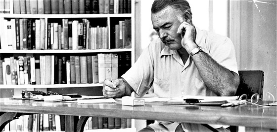 Hemingway ĉe la skribtablo